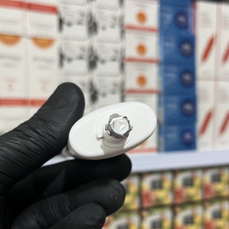 کرم ضدآفتاب بی رنگ بیودرما spf 50( کرم ضد آفتاب مخصوص پوست خشک و معمولی) مدل new kanada041
