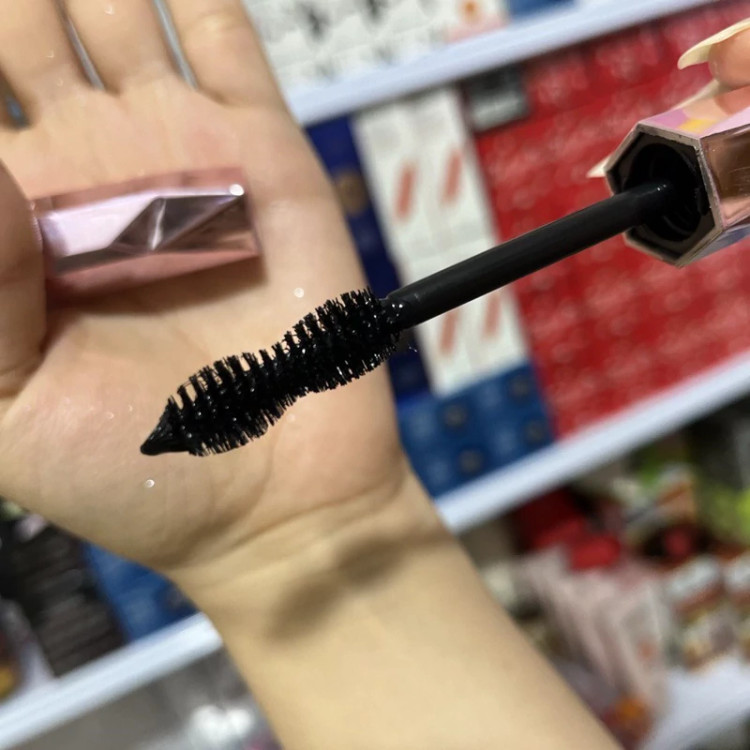 ریمل هدی موجی الماسی حجم دهنده و بلند کننده هدی موجی مدل new kanada041