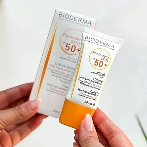 ضد آفتاب بیودرما بی رنگ spf 50 مدل فتودرم اسپات مدل new kanada031