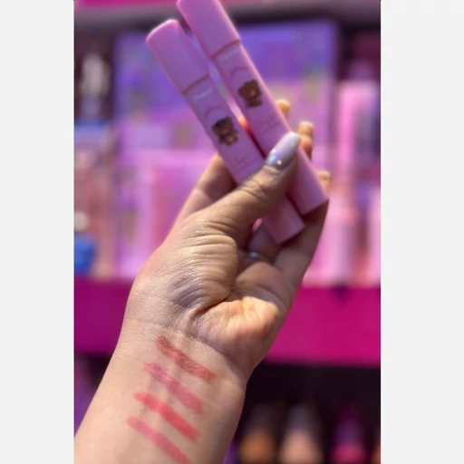 رژ لب باربی پیشی کیوت فانتزی پاپیونی رنگبندی نودنسکافه و صورتی توت فرنگی  رژگونه استیکی پیچی فانتزی دخترانه  مدل:new kanada01413